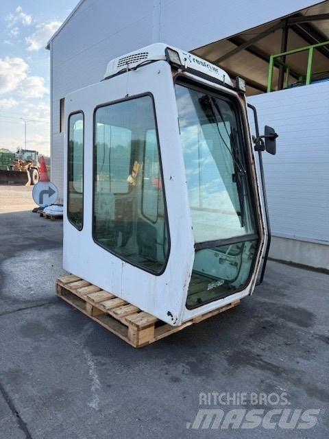 Liebherr CAB SERIE B كابينة والداخلية