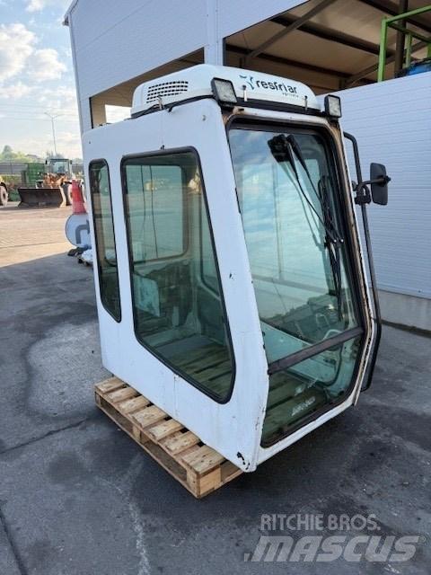 Liebherr CAB SERIE B كابينة والداخلية