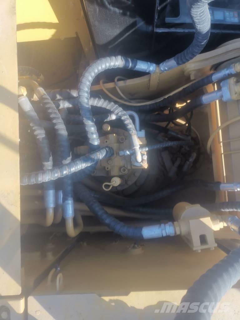 CAT 320 D حفارات زحافة