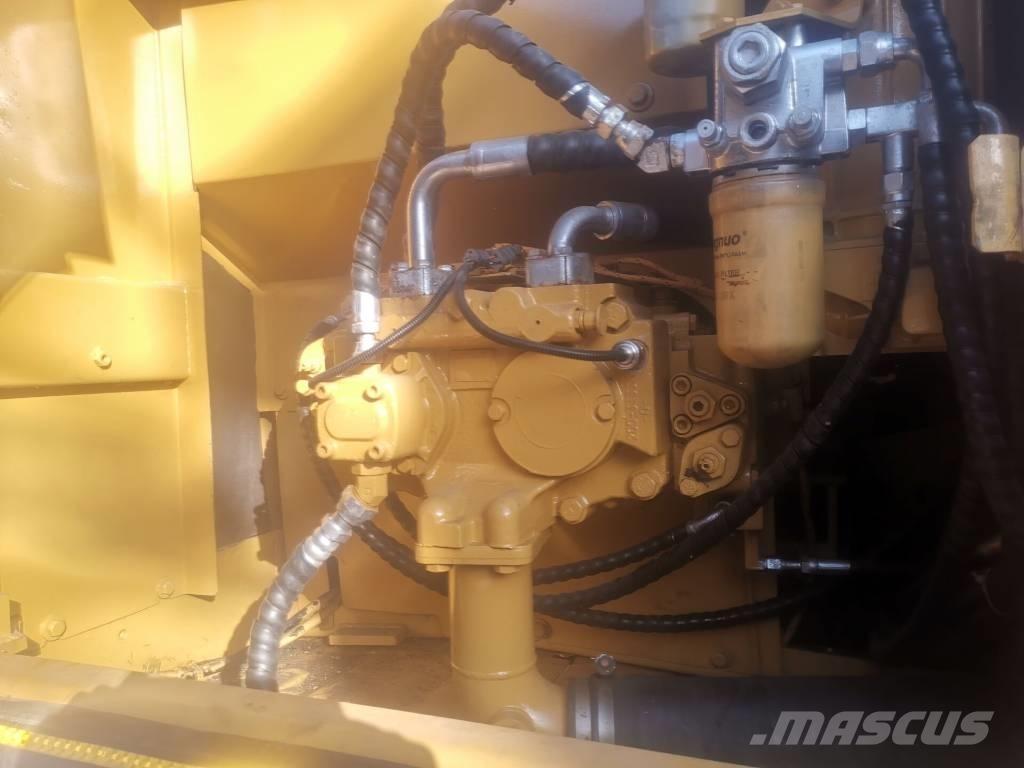 CAT 320 D حفارات زحافة