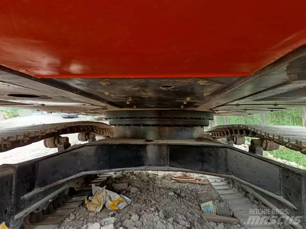 Hitachi ZX200 حفارات زحافة