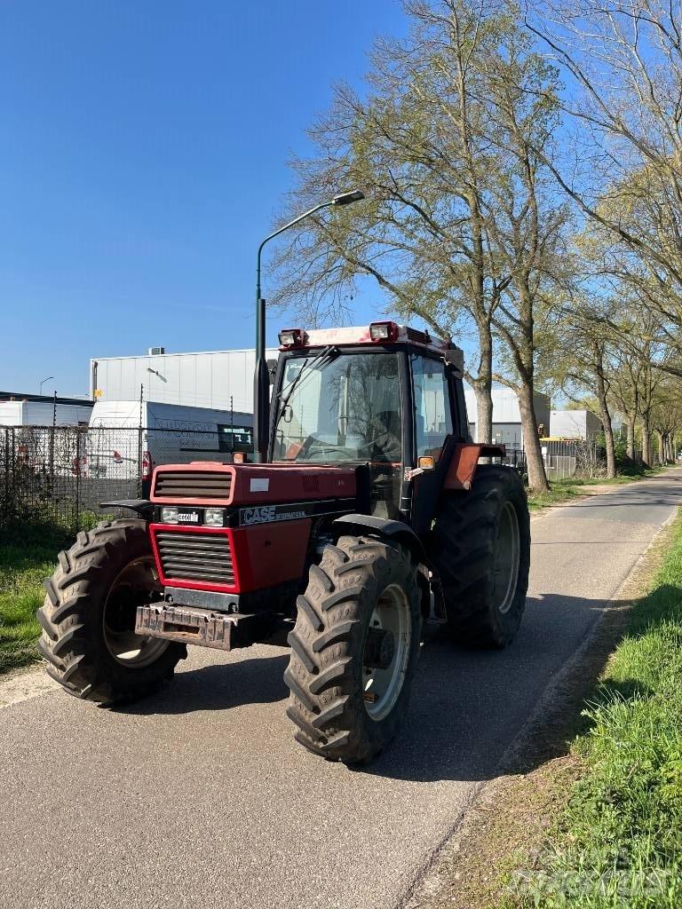Case IH 1056 XL الجرارات