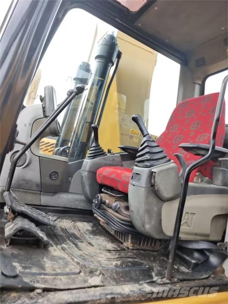 CAT 323 D حفارات زحافة