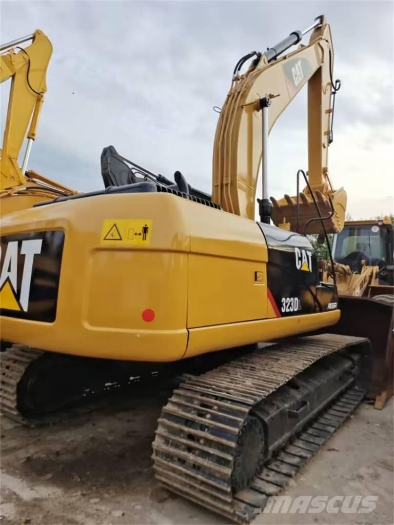 CAT 323 D حفارات زحافة