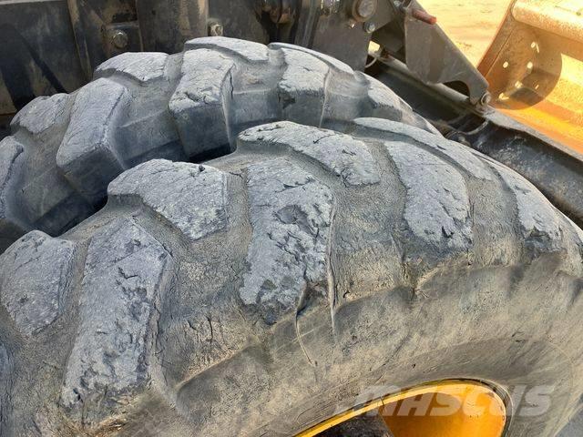 JCB JS 175 W حفارات بعجل