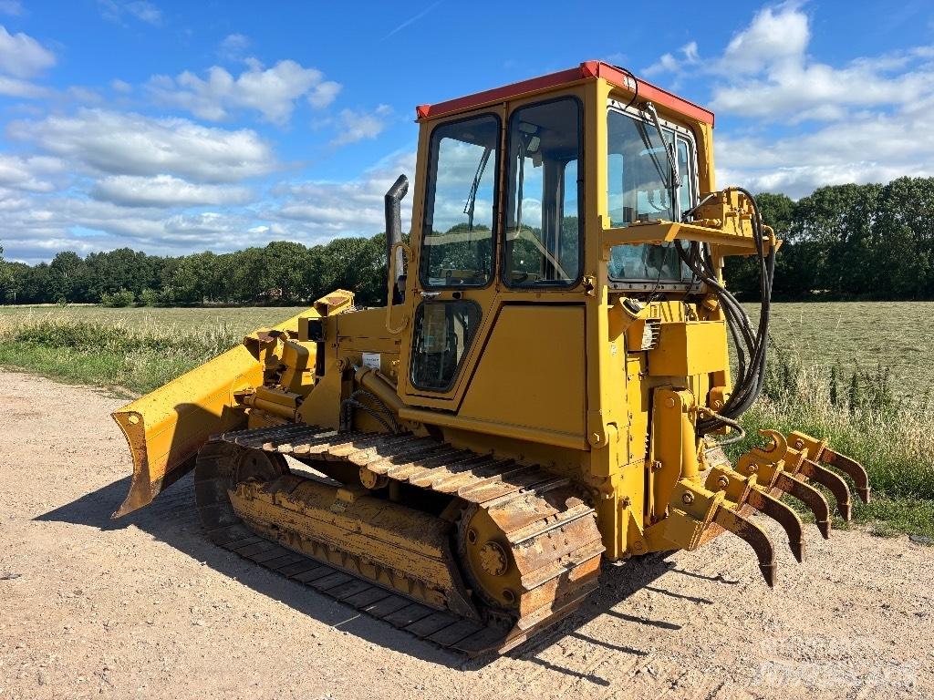 CAT D 4 C بلدوزرات مجنزرة