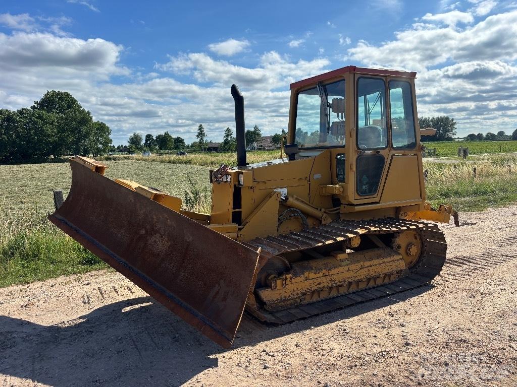CAT D 4 C بلدوزرات مجنزرة