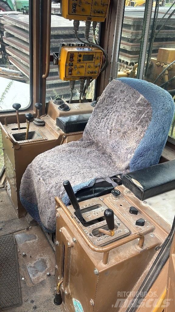 CAT D 4 C بلدوزرات مجنزرة