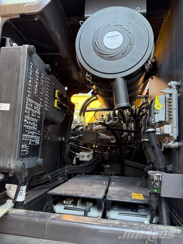 Volvo EC220E حفارات زحافة