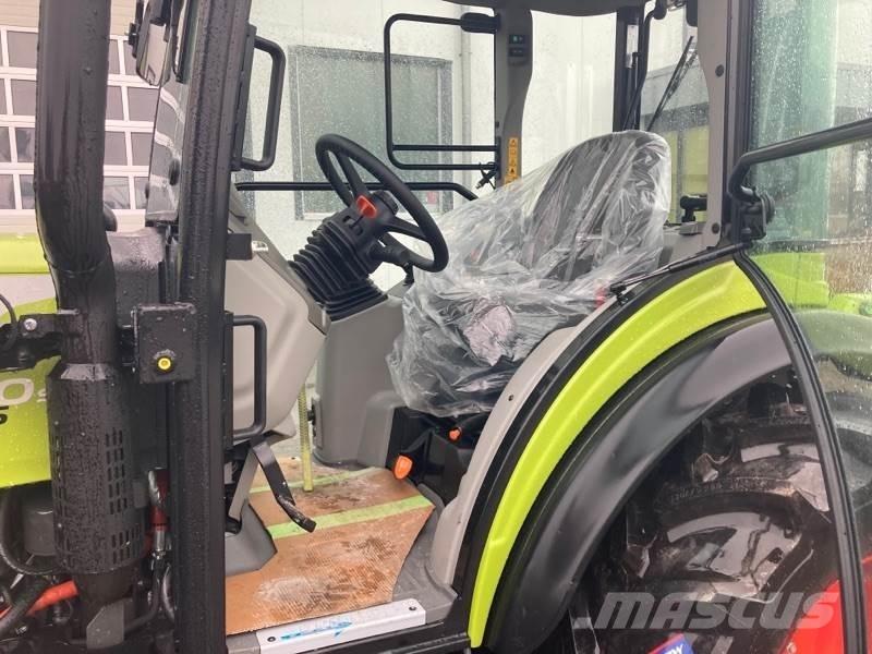 CLAAS NEXOS 240 S الجرارات