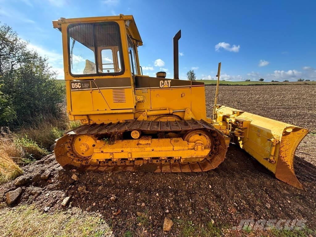 CAT D 5 C بلدوزرات مجنزرة