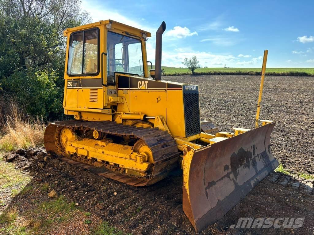 CAT D 5 C بلدوزرات مجنزرة