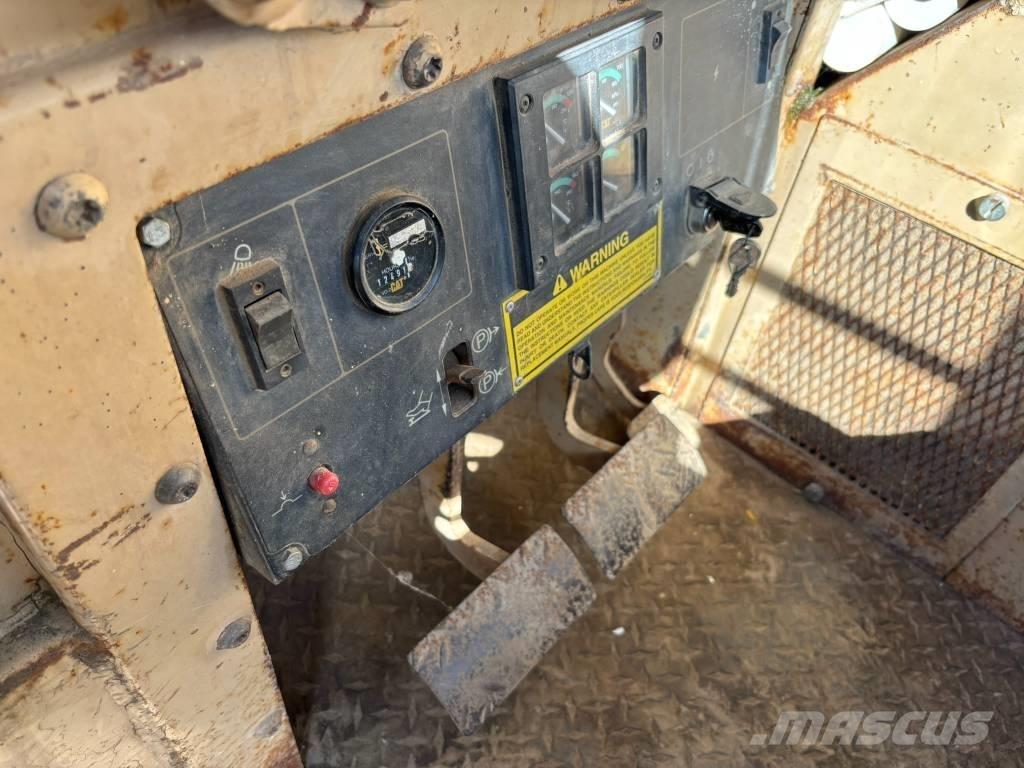 CAT D 5 C بلدوزرات مجنزرة