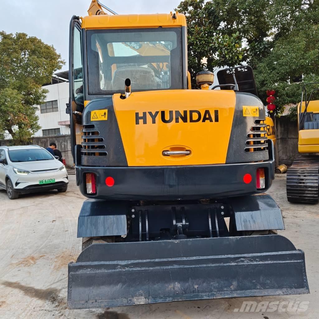 Hyundai 60 W VS حفارات بعجل