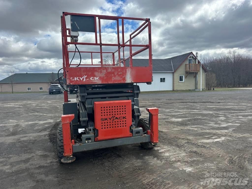 SkyJack SJ 8841 RT رافعات مقصية الشكل