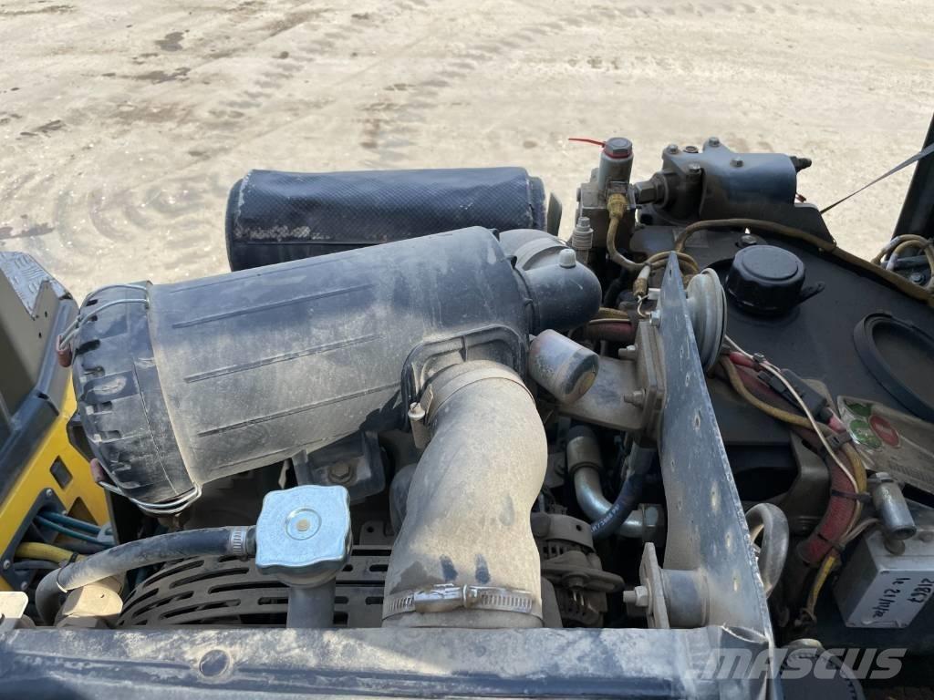 Bomag BW 100 AD-5 مداحل ثنائية الاسطوانة