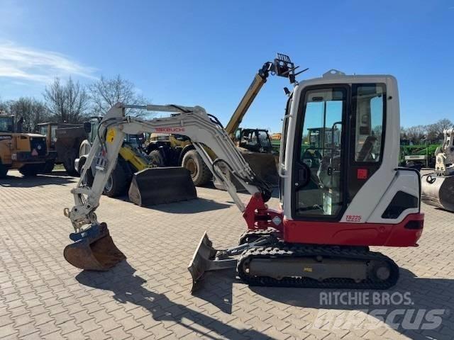 Takeuchi TB 225 حفارات صغيرة أقل من 7 طن (حفارات صغيرة)