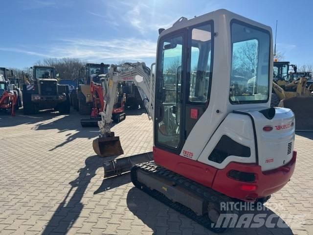 Takeuchi TB 225 حفارات صغيرة أقل من 7 طن (حفارات صغيرة)