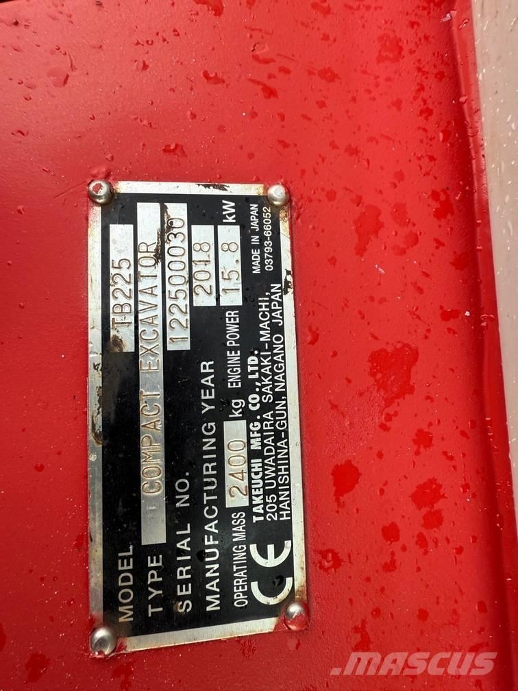 Takeuchi TB 225 حفارات صغيرة أقل من 7 طن (حفارات صغيرة)
