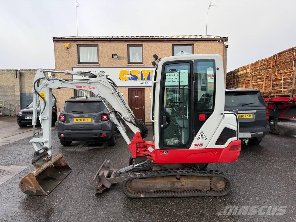 Takeuchi TB 225 حفارات صغيرة أقل من 7 طن (حفارات صغيرة)