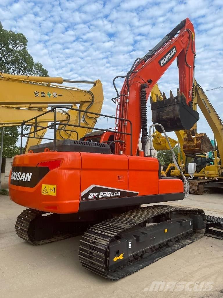 Doosan DX 225 حفارات وسط 7 طن - 12 طن