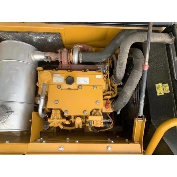 CAT 318d2 حفارات زحافة
