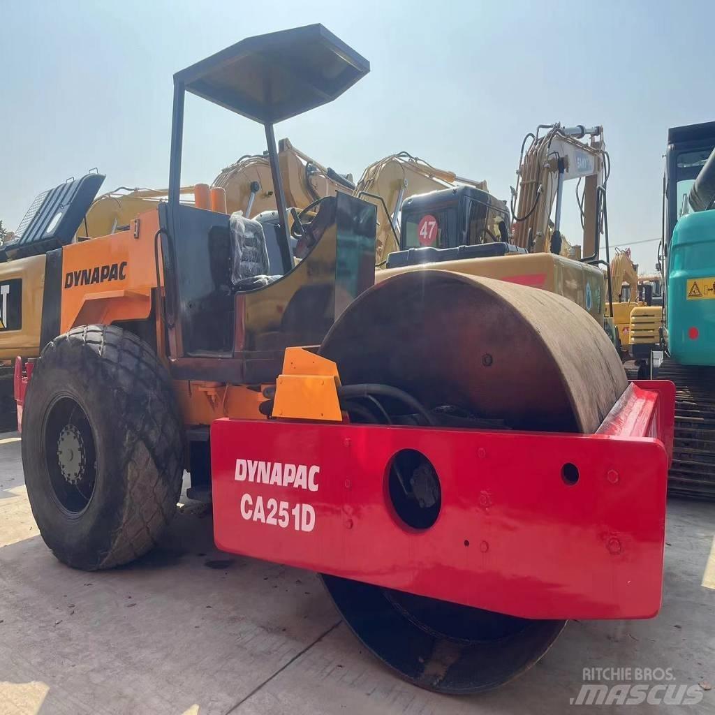 Dynapac CA 251 D مداحل أحادية الأسطوانة