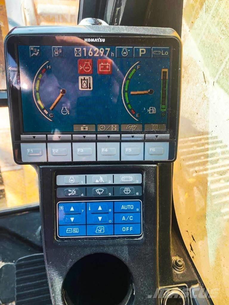 Komatsu PC 230 NHD حفارات زحافة