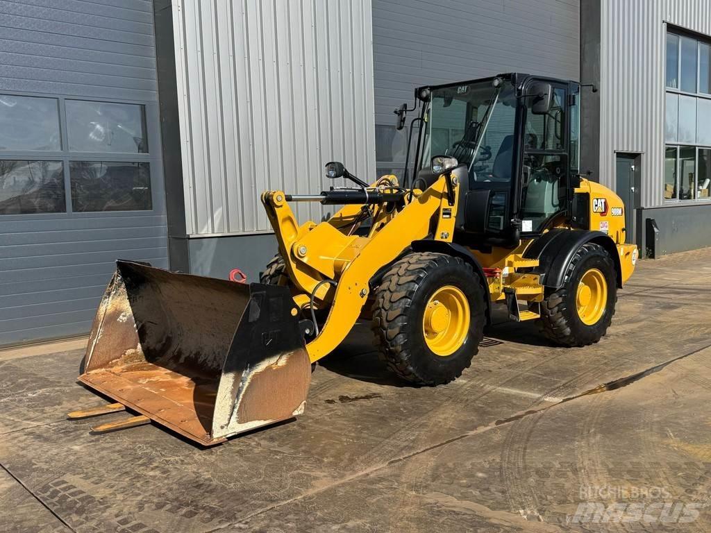 CAT 908M لوادر بعجل