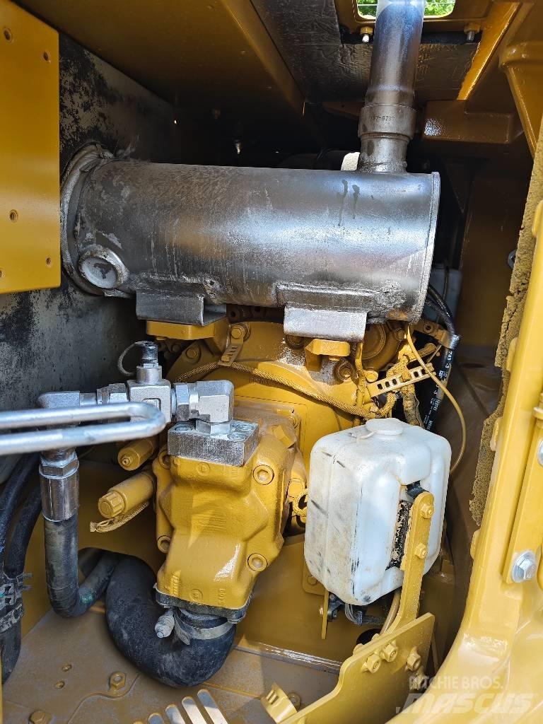 CAT 310 حفارات زحافة
