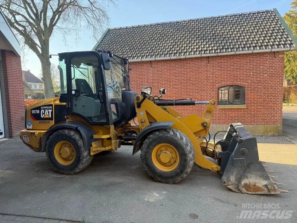 CAT 907M لوادر بعجل