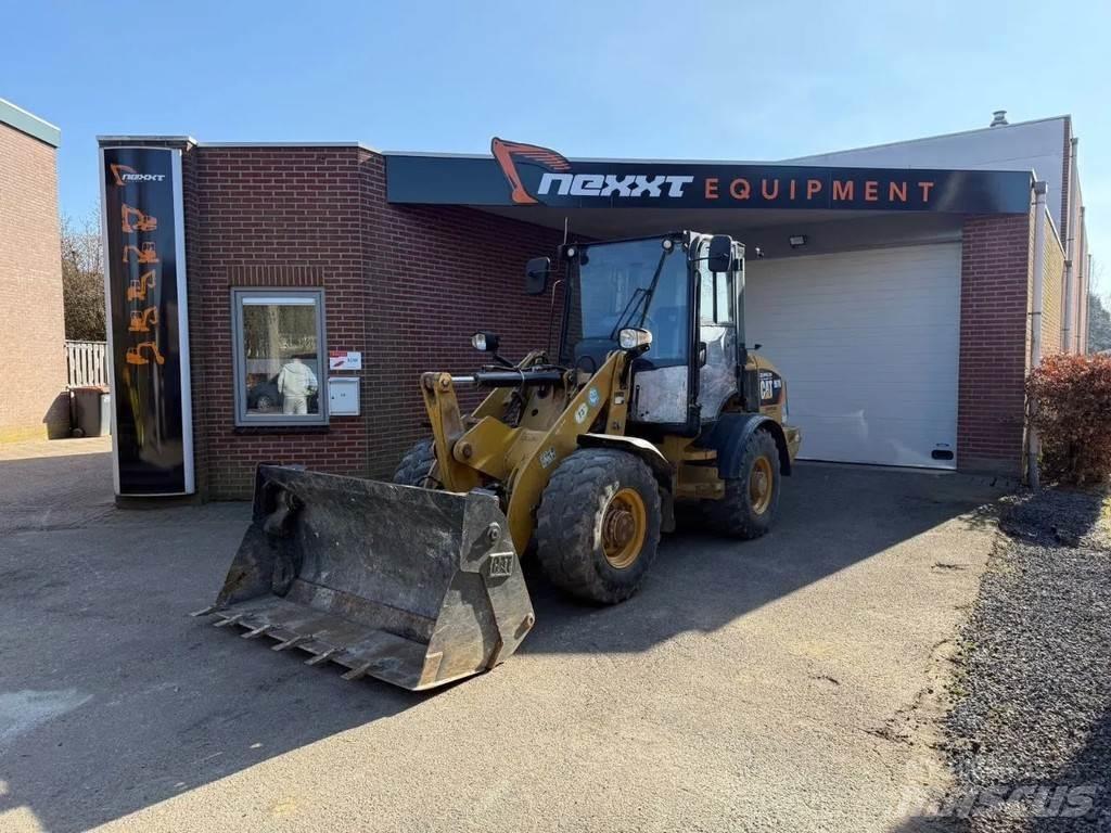 CAT 907M لوادر بعجل