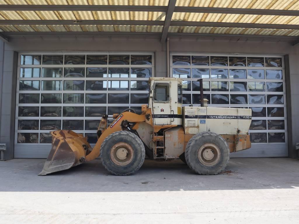International 530 A لوادر بعجل