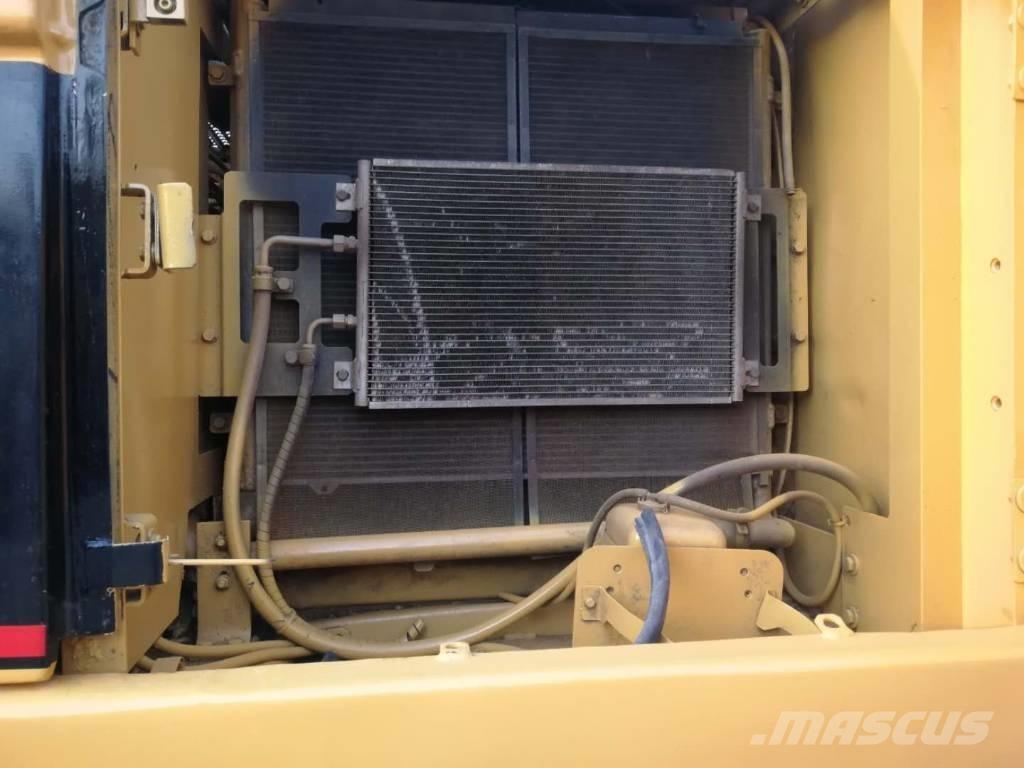 CAT 320C حفارات زحافة