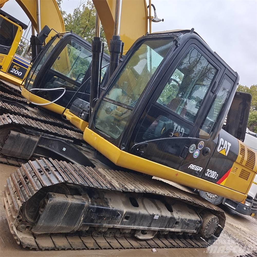 CAT 320 D حفارات زحافة