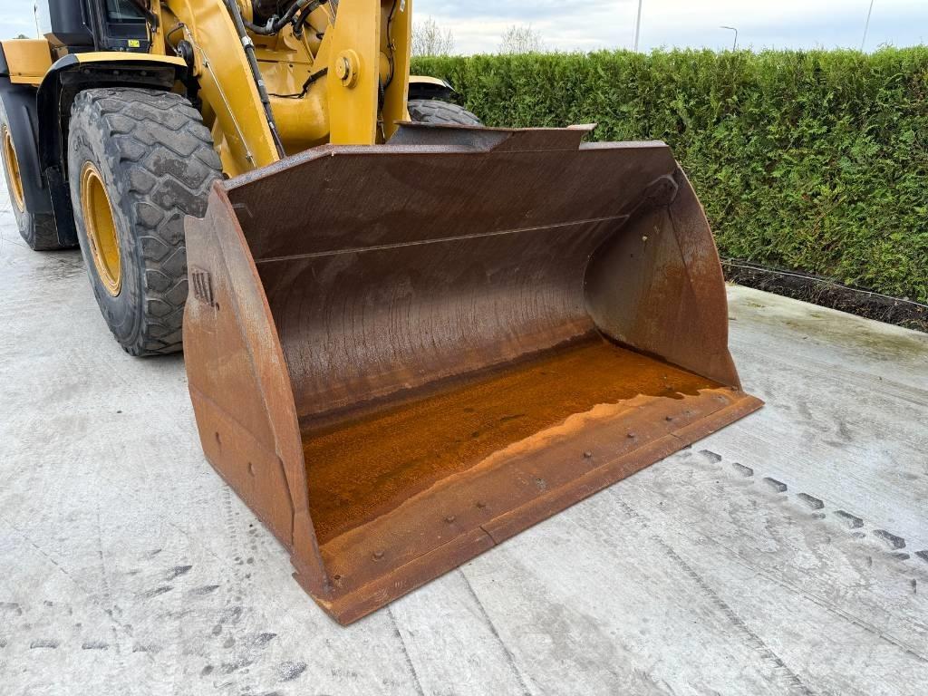 CAT 930 M لوادر بعجل