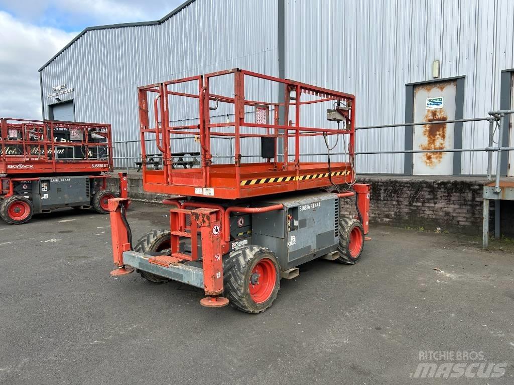 SkyJack SJ 6826 RT رافعات مقصية الشكل