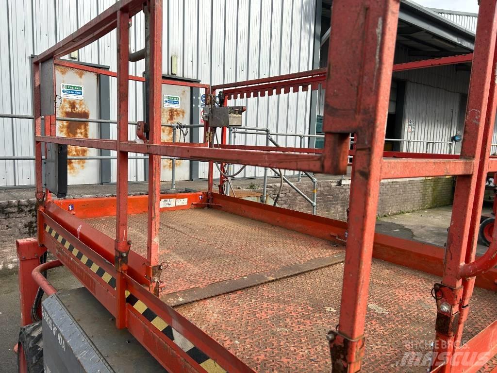 SkyJack SJ 6826 RT رافعات مقصية الشكل