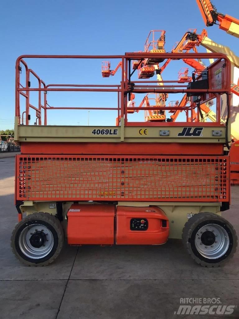 JLG 4069 LE رافعات مقصية الشكل