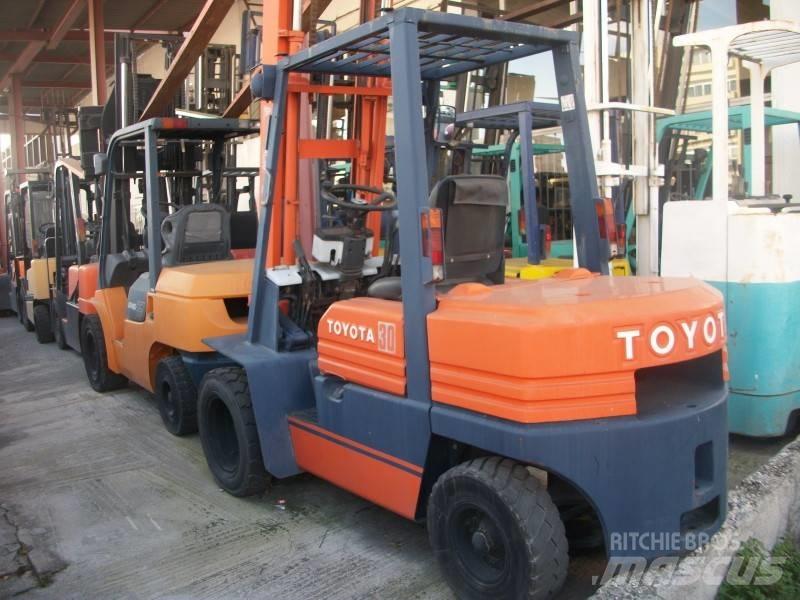 Toyota 5 FD 30 شاحنات الديزل