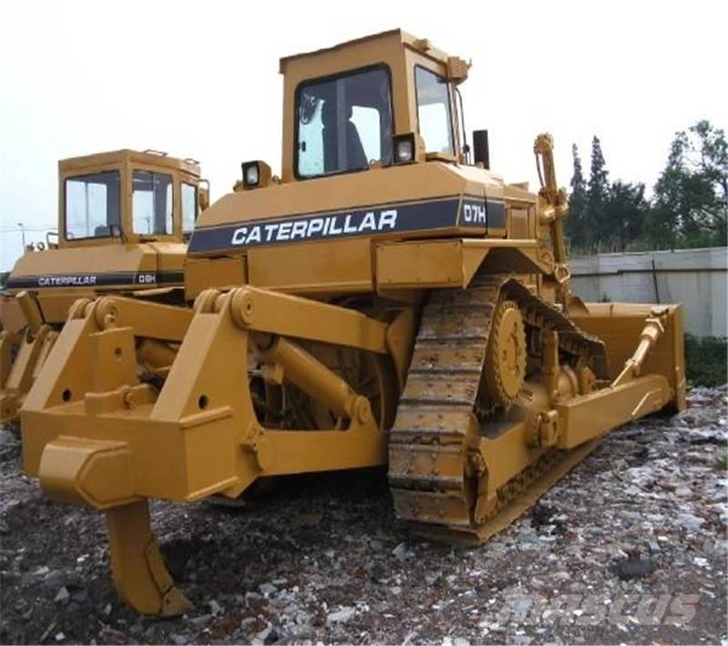 CAT D 7  H بلدوزرات مجنزرة