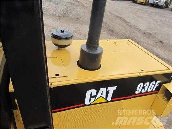 CAT 936 F لوادر بعجل
