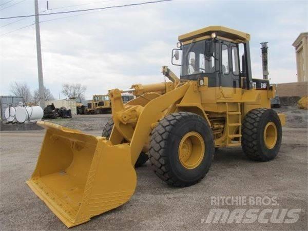 CAT 936 F لوادر بعجل