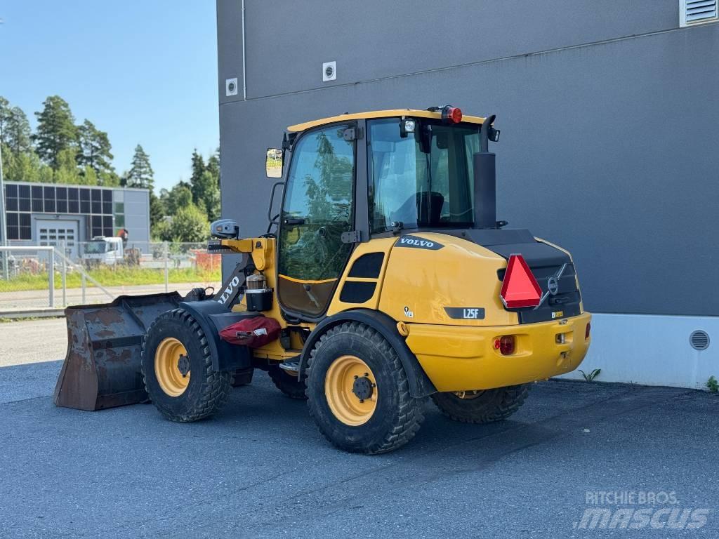 Volvo L 25 F لوادر بعجل