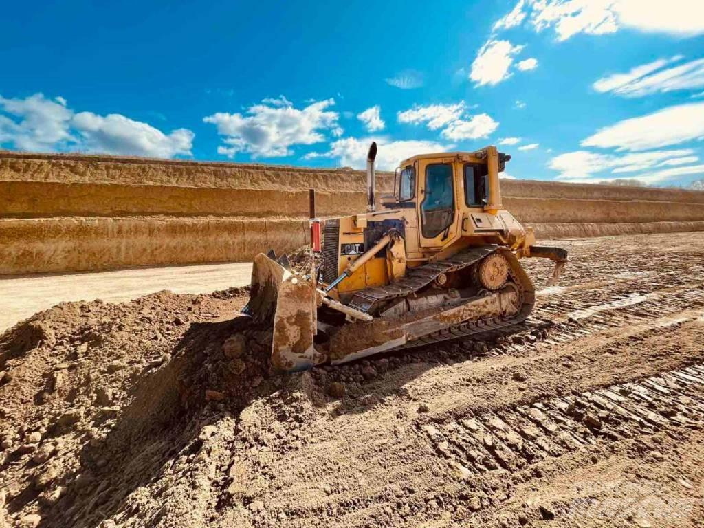 CAT D 5 H بلدوزرات مجنزرة