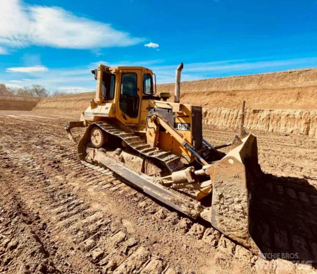 CAT D 5 H بلدوزرات مجنزرة