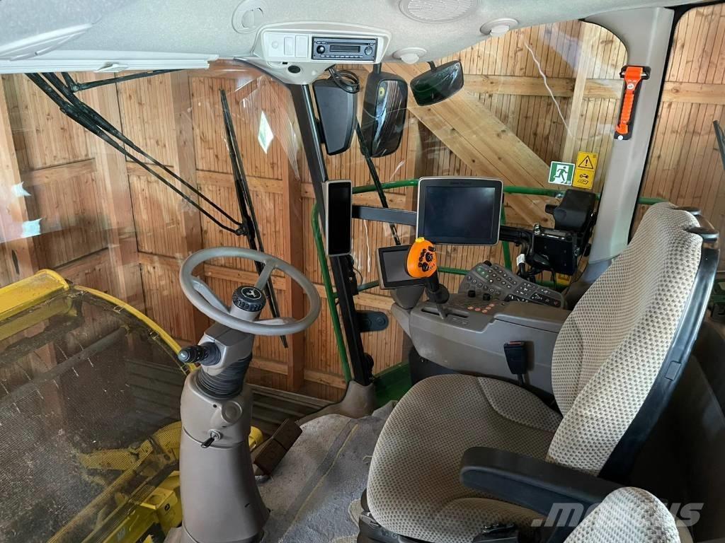 John Deere 8300 علافات ذاتية الدفع