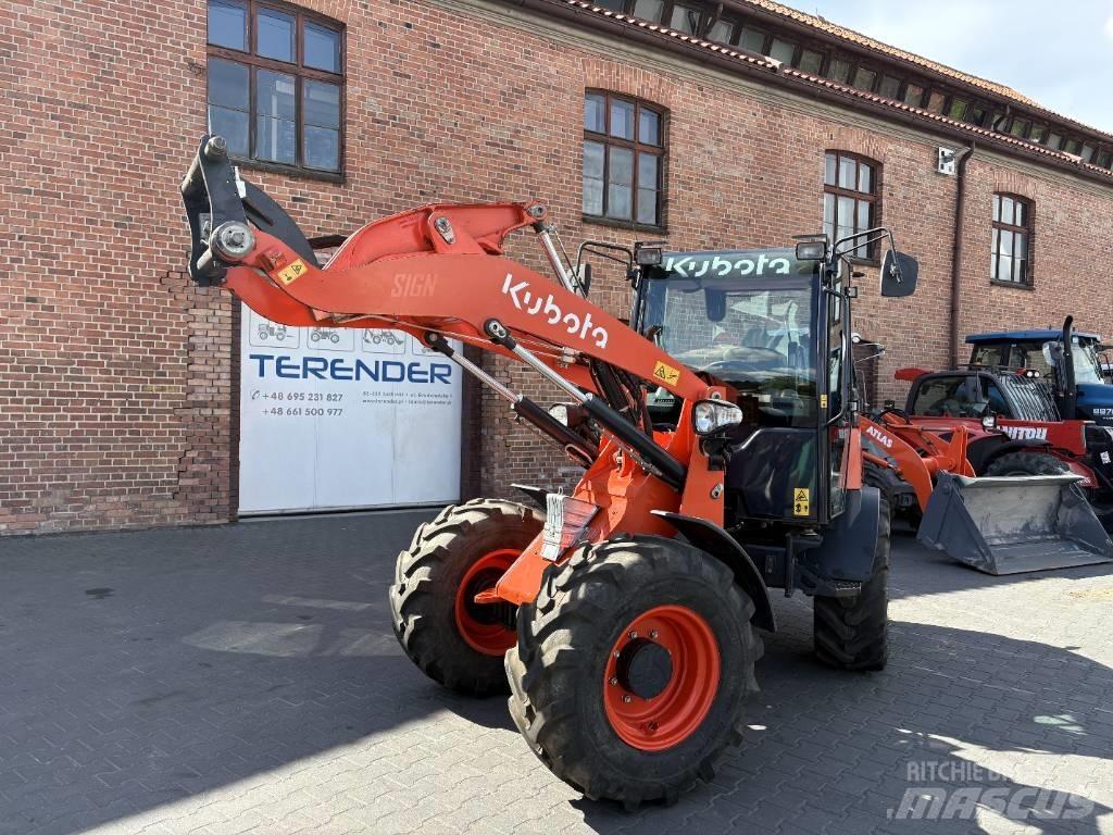 Kubota R 082 لوادر بعجل