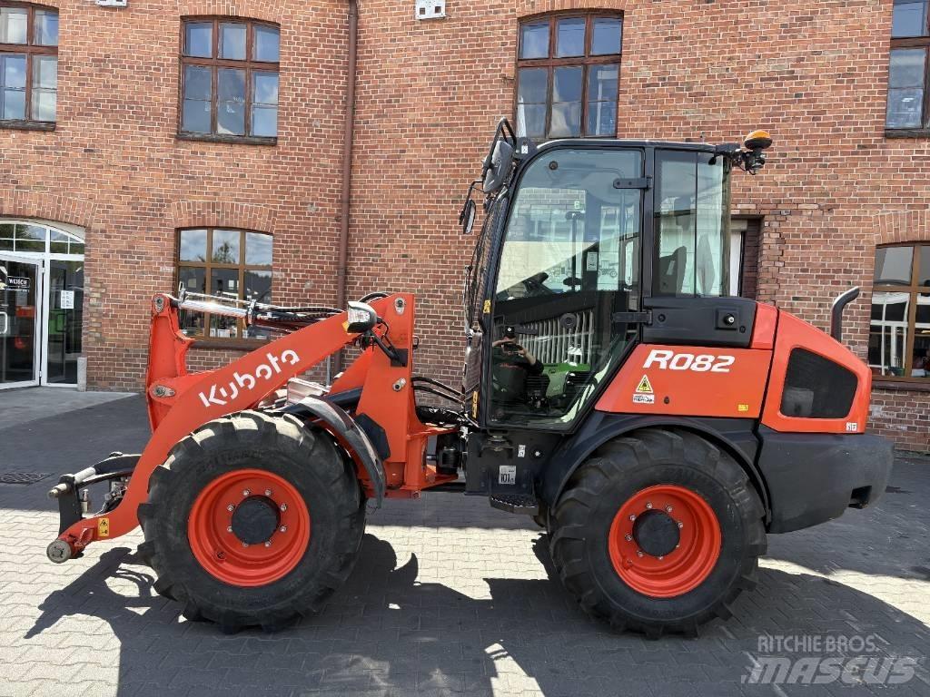 Kubota R 082 لوادر بعجل