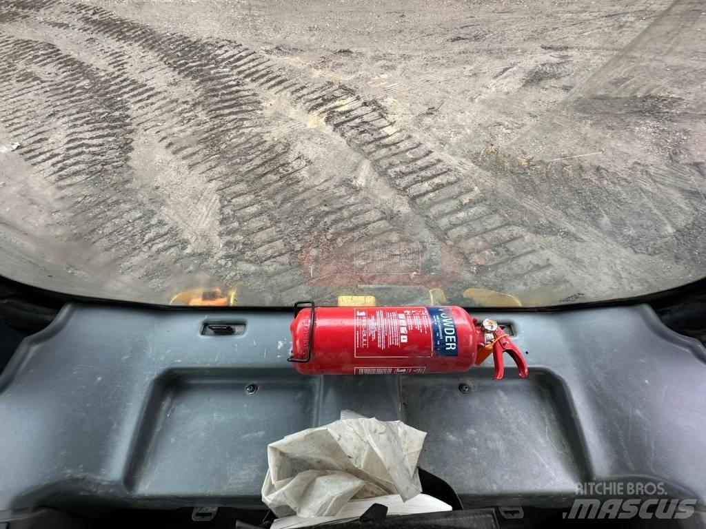 CAT D 4 K 2 LGP بلدوزرات مجنزرة